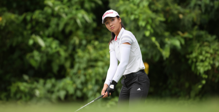 Lee shines in challenging conditions, leads by 1 Lee shines in challenging conditions, leads by 1