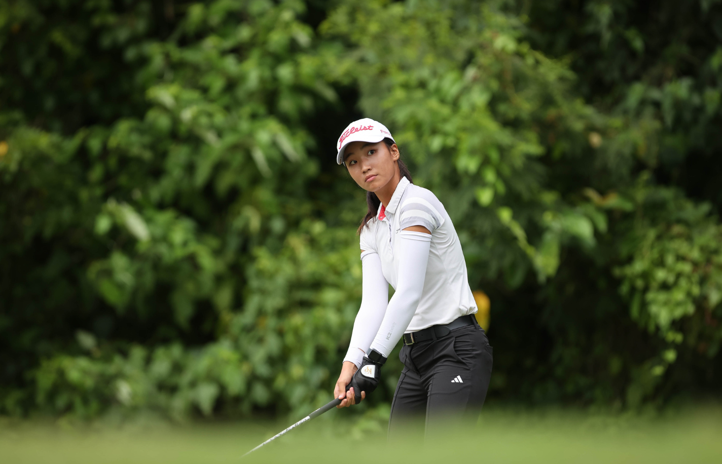 Lee shines in challenging conditions, leads by 1 Lee shines in challenging conditions, leads by 1