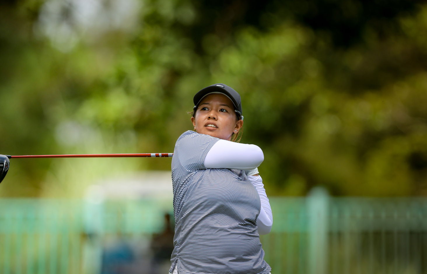 Constantino defies wind, heat to storm to 4-shot lead